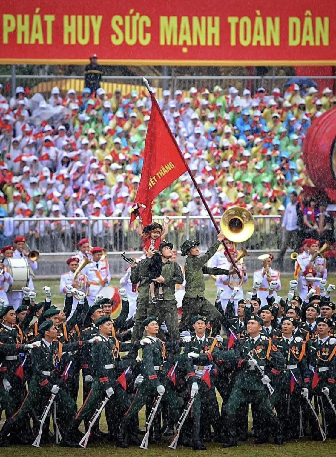 Em bé tượng đài Điện Biên được cưng nhất tỏa sáng giữa rừng cờ hoa và chiến sĩ ''bức hình nói lên ngàn thông điệp&quot;- Ảnh 1.