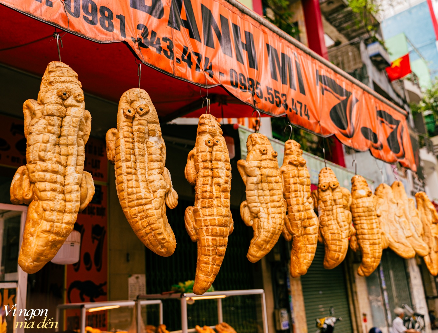 Mục sở thị lò bánh mì hình cá sấu, tôm hùm... siêu to khổng lồ độc đáo khiến ai đi qua cũng nhìn ngay giữa TP.HCM, 80.000VNĐ/chiếc liệu có xứng đáng? - Ảnh 8.