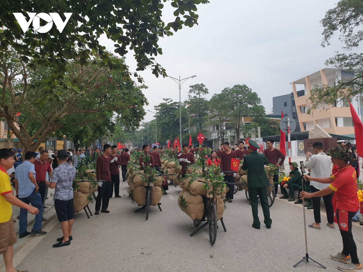 Cập nhật: Lễ diễu binh hào hùng chưa từng có trong lịch sử với 12.000 người, 12 máy bay ở Điện Biên Phủ- Ảnh 9.