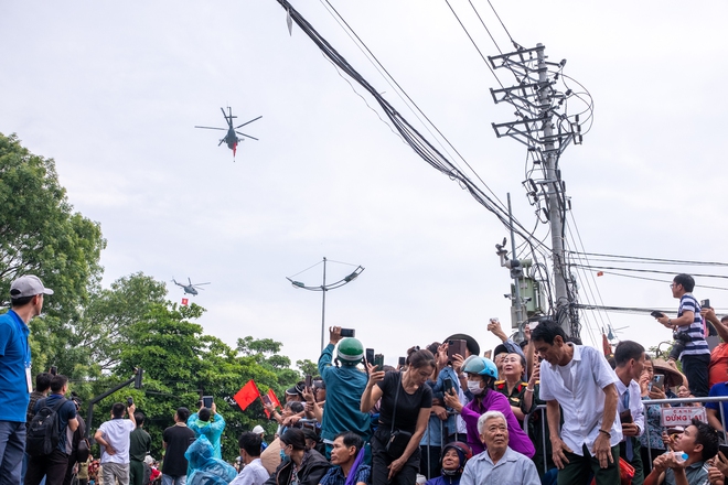 Clip, ảnh: Dàn máy bay trực thăng mang cờ Tổ quốc trình diễn trên bầu trời Điện Biên, người dân hào hứng dõi theo - Ảnh 5.