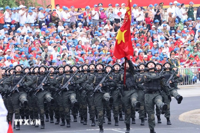 Những "bông hồng thép" tại lễ diễu hành kỷ niệm 70 năm chiến thắng Điện Biên Phủ khiến CĐM phải thốt lên: "Tự hào lắm các cô gái" - Ảnh 9.