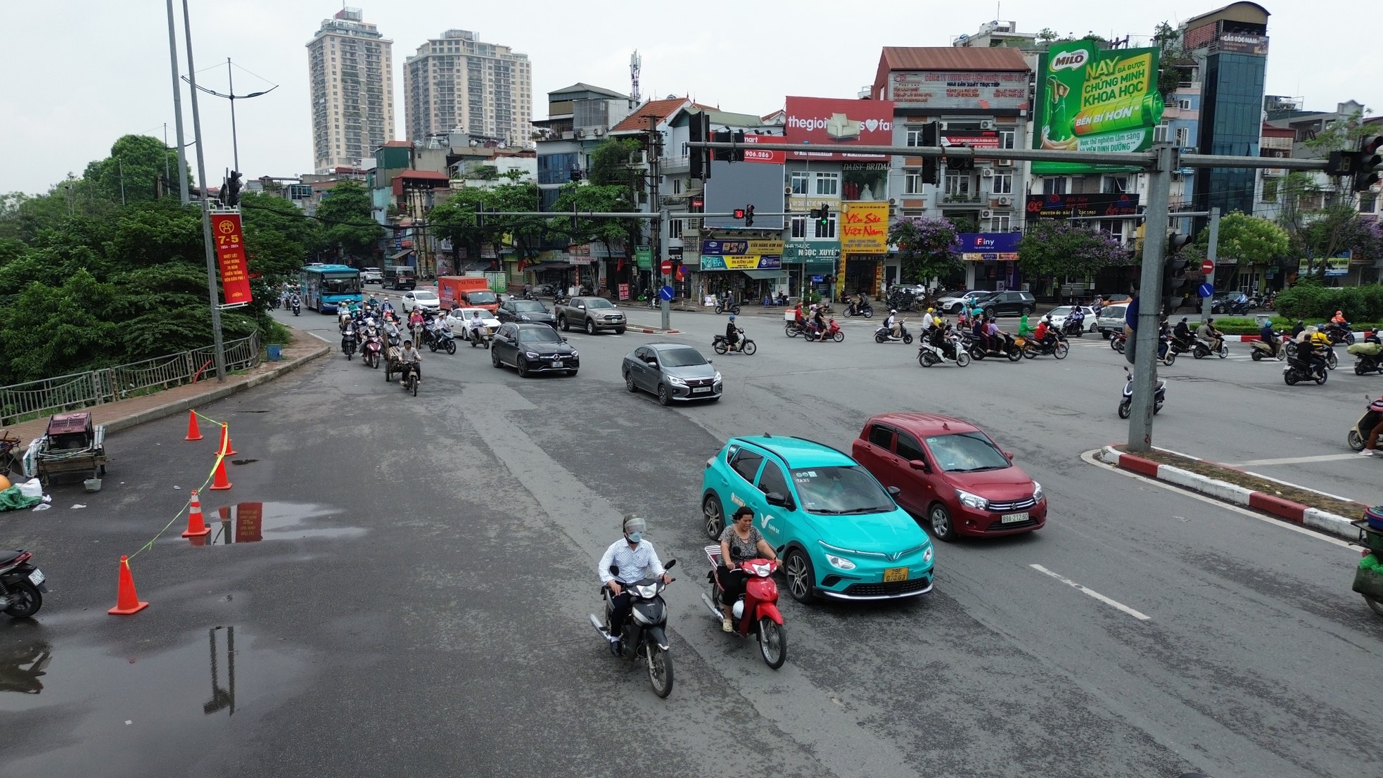 Hiện trạng tuyến đường Láng được đề xuất mở rộng lên 53m - Ảnh 4.