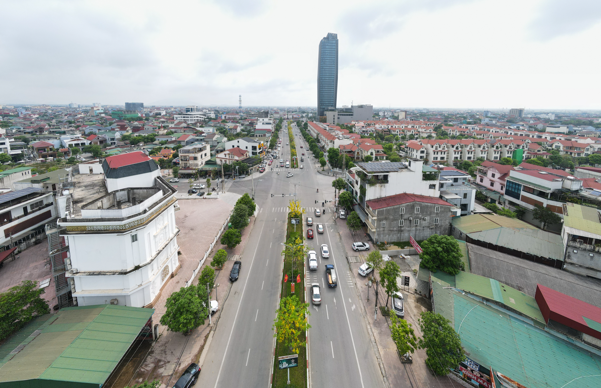 Hoa muồng hoàng yến nhuộm vàng cung đường ‘triệu đô’ ở thành phố Hà Tĩnh - Ảnh 2.