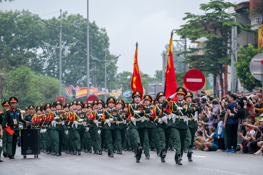 Những bông hồng thép xuất hiện tại lễ diễu hành kỷ niệm 70 năm chiến thắng Điện Biên làm CĐM phải thốt lên: Tự hào lắm các cô gái - Ảnh 1.