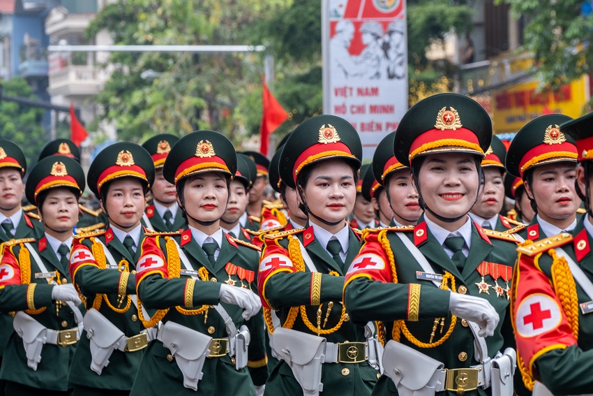 Những bông hồng thép xuất hiện tại lễ diễu hành kỷ niệm 70 năm chiến thắng Điện Biên làm CĐM phải thốt lên: Tự hào lắm các cô gái - Ảnh 6.