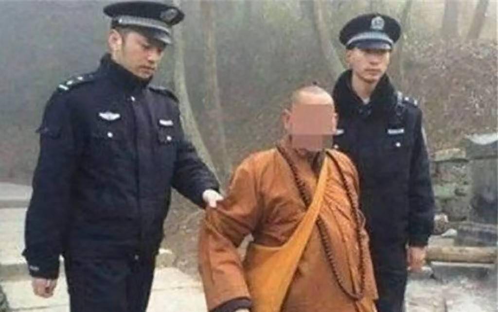 Trung Quốc: Sư trụ trì lái xe Audi, đeo đồng hồ hiệu, giấu 2 tỷ dưới áo cà sa “sa lưới”, bí mật 16 năm hé lộ- Ảnh 6.