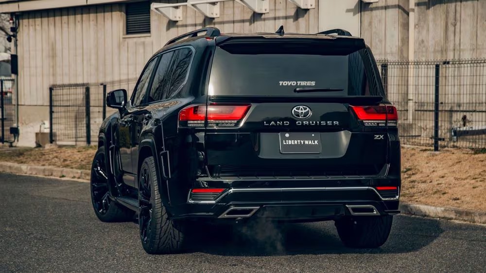 Ai chê Toyota Land Cruiser già thì hãy xem bản độ Liberty Walk này: Giá quy đổi gần 900 triệu đồng, ngoại hình to, hầm hố, nhiều carbon - Ảnh 5.