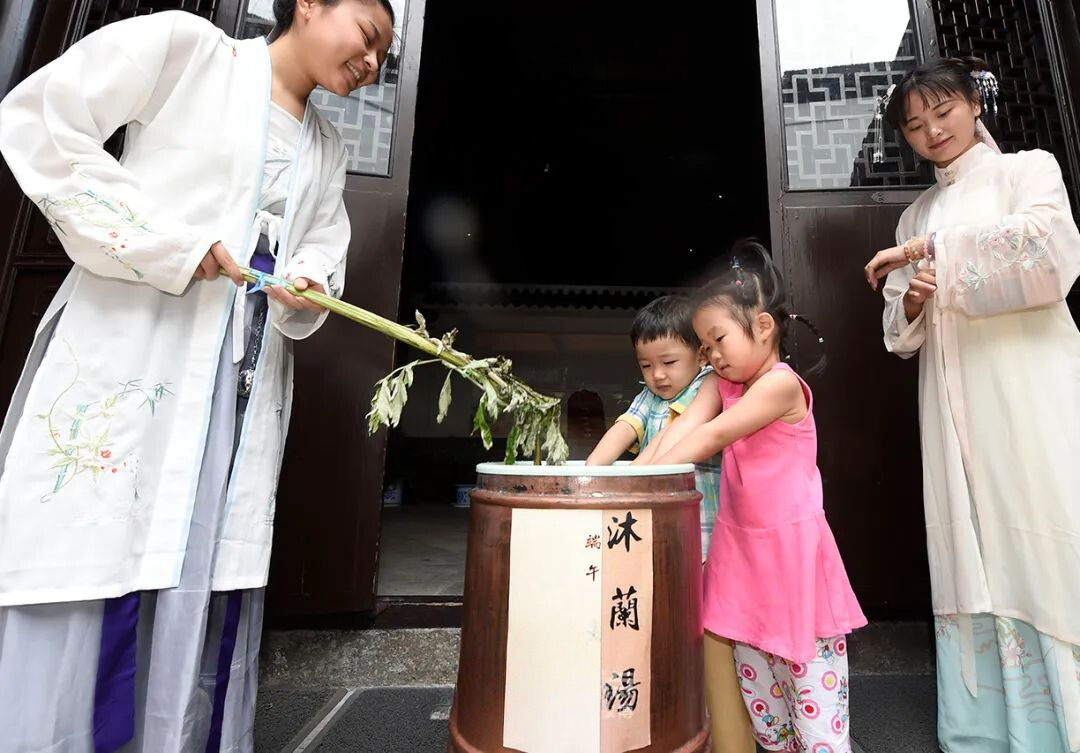 Tắm lá mùng Năm, ăn cơm rượu nếp... và những việc không thể không làm trong ngày Tết Đoan ngọ- Ảnh 8.