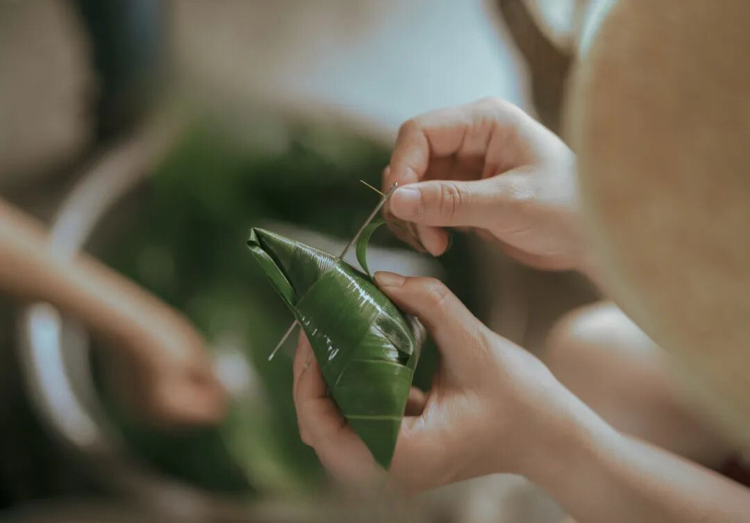 Tắm "lá mùng Năm", ăn cơm rượu nếp... và những việc không thể không làm trong ngày Tết Đoan ngọ- Ảnh 2.