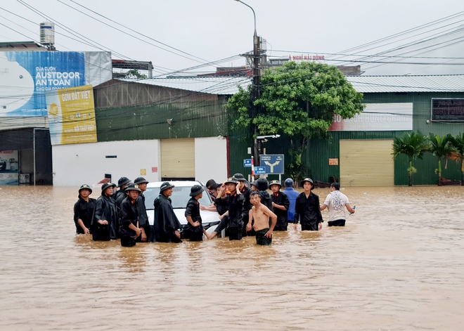 Bộ trưởng Bộ Công an Lương Tam Quang biểu dương Thượng uý CSGT cứu người trong nước lũ- Ảnh 2.