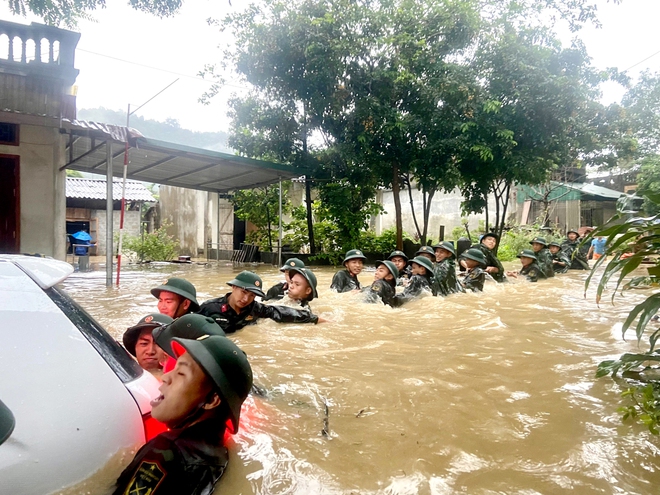 Bộ trưởng Bộ Công an Lương Tam Quang biểu dương Thượng uý CSGT cứu người trong nước lũ- Ảnh 3.