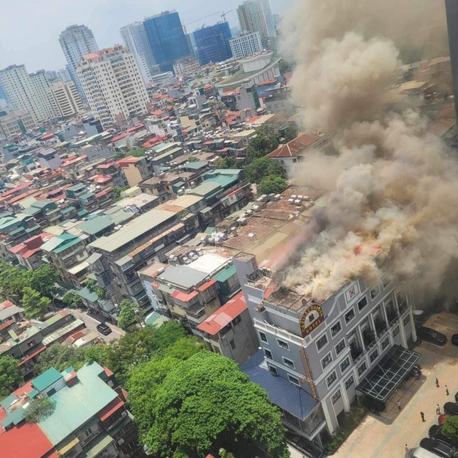 Cháy khách sạn ở Hà Nội, cột khói bốc nghi ngút- Ảnh 2.