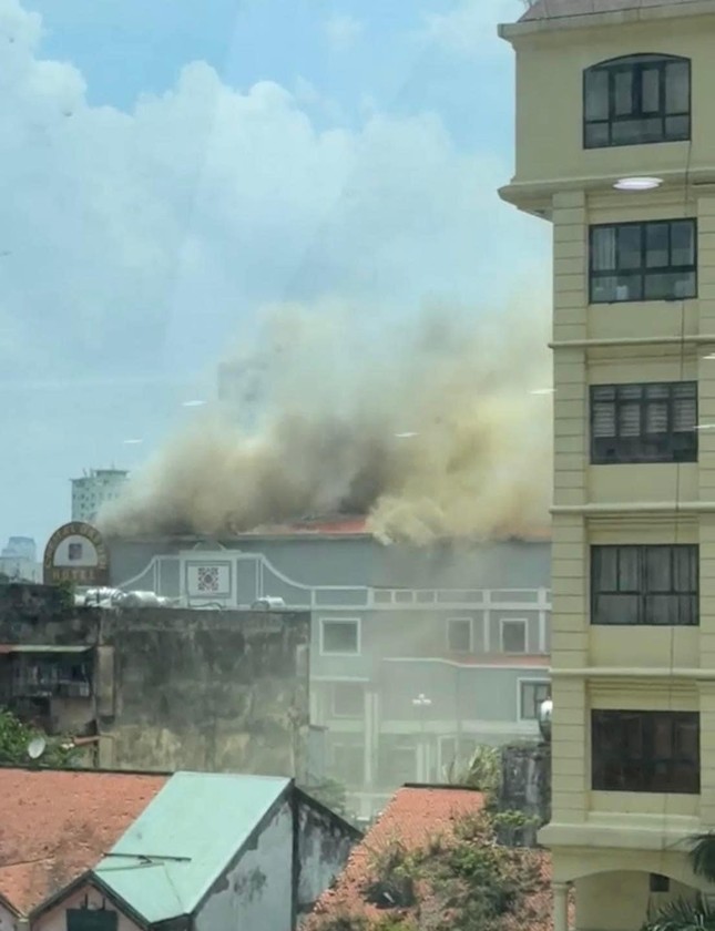 Cháy khách sạn ở Hà Nội, cột khói bốc nghi ngút- Ảnh 1.