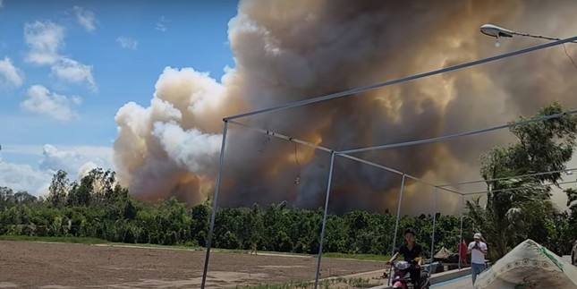 Đang cháy lớn tại Vườn Quốc gia Tràm Chim, hàng trăm người dập lửa- Ảnh 6.