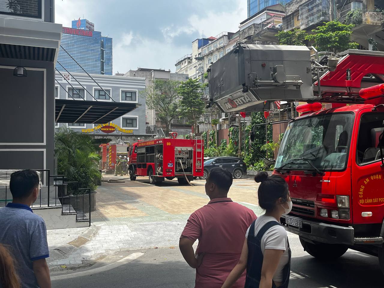 Hà Nội: Cháy lớn tại khách sạn Capital Garden Hotel vào giữa trưa, cột khói nghi ngút khiến nhiều người hoảng loạn- Ảnh 1.