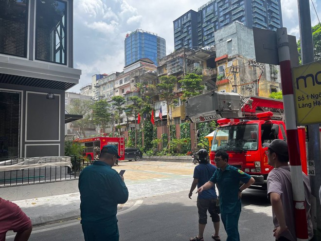 Hà Nội: Cháy lớn tại khách sạn Capital Garden Hotel vào giữa trưa, cột khói nghi ngút khiến nhiều người hoảng loạn- Ảnh 3.