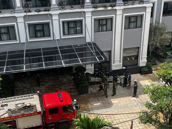 Hà Nội: Cháy lớn tại khách sạn Capital Garden Hotel vào giữa trưa, cột khói nghi ngút khiến nhiều người hoảng loạn- Ảnh 2.