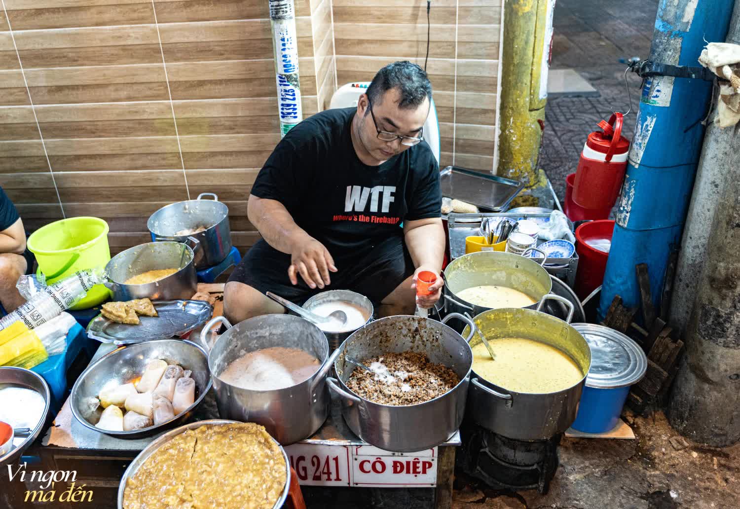 Người Sài Gòn thích thú ăn chè nóng giữa thời tiết mùa hè oi bức, hóa ra quán chè vỉa hè mẹ truyền con nối đã có tuổi đời 50 năm- Ảnh 1.