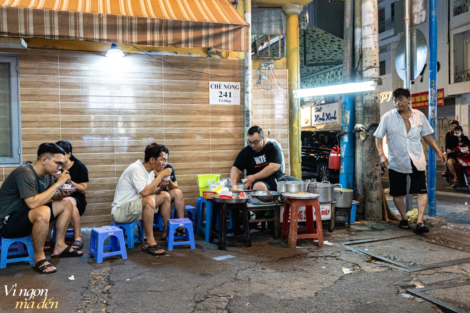 Người Sài Gòn thích thú ăn chè nóng giữa thời tiết mùa hè oi bức, hóa ra quán chè vỉa hè mẹ truyền con nối đã có tuổi đời 50 năm- Ảnh 17.