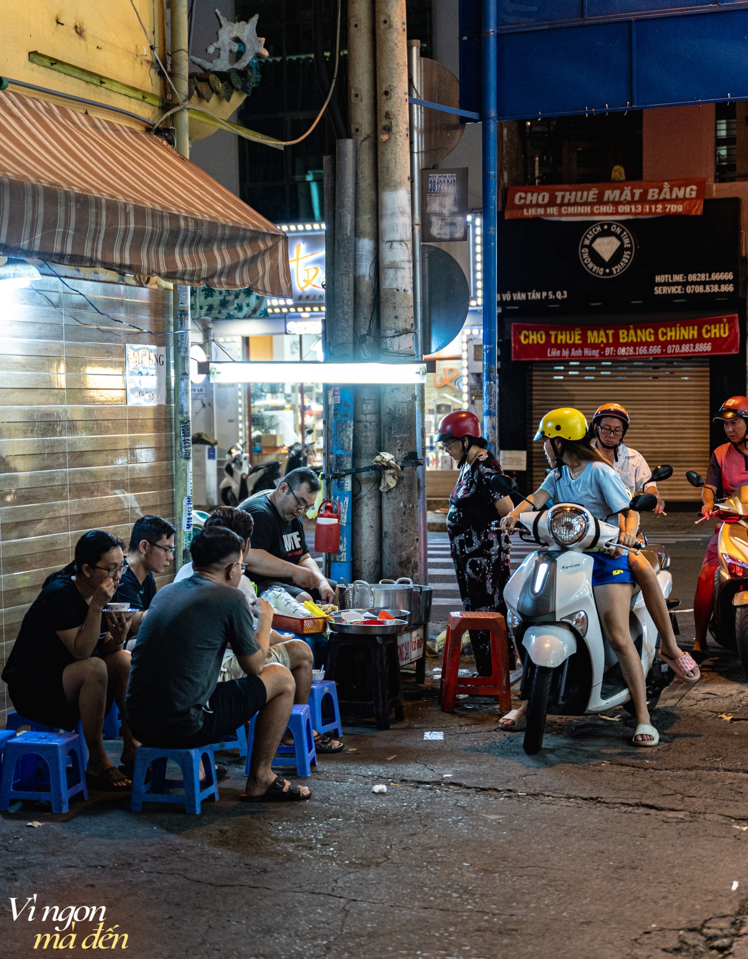 Người Sài Gòn thích thú ăn chè nóng giữa thời tiết mùa hè oi bức, hóa ra quán chè vỉa hè mẹ truyền con nối đã có tuổi đời 50 năm- Ảnh 9.