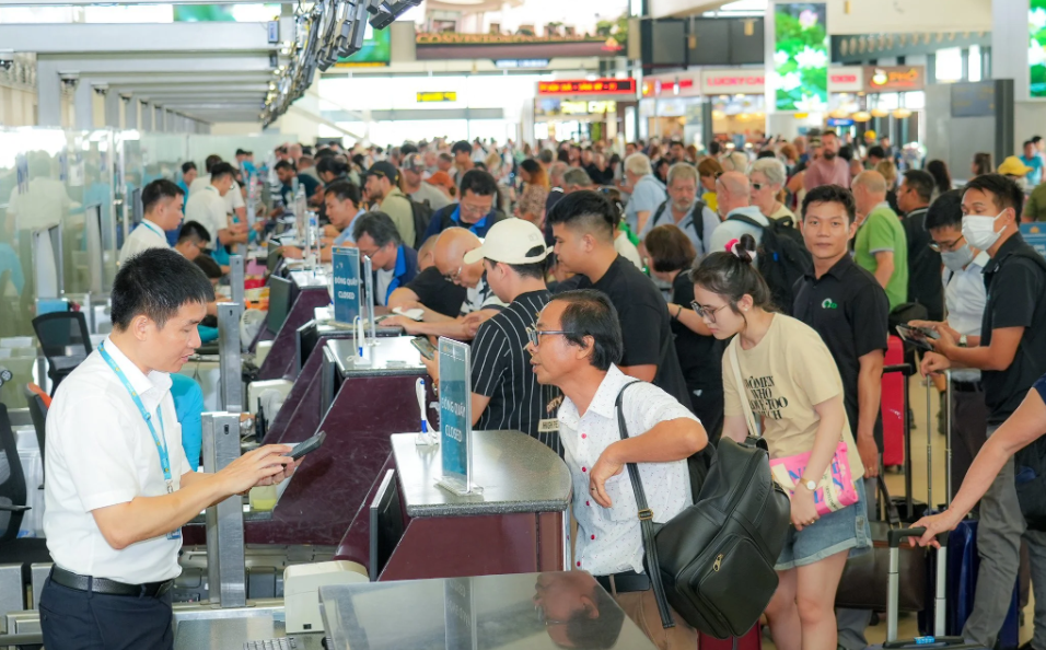 Hàng không và du lịch nỗ lực tìm giải pháp "hạ nhiệt" giá vé- Ảnh 1.