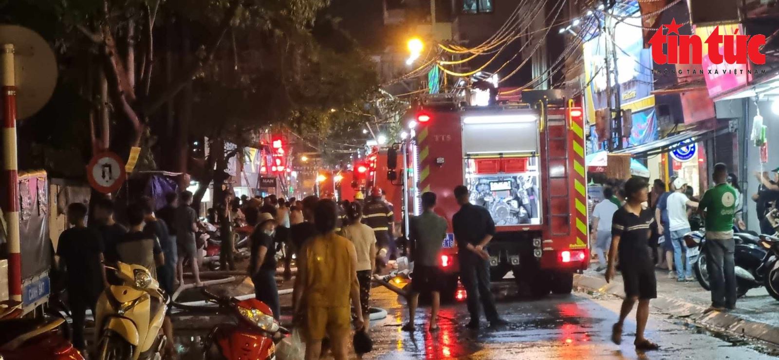 Ngay sau khi nhận được tin, Công an thành phố Hà Nội điều động 2 xe chữa cháy của quận Hoàng Mai, 2 xe chữa cháy của phòng Cảnh sát phòng cháy chữa cháy và cứu nạn cứu hộ Công an thành phố cùng các lực lượng khác của Công an quận Hoàng Mai tới hiện trường - Ảnh: Báo Tin tức