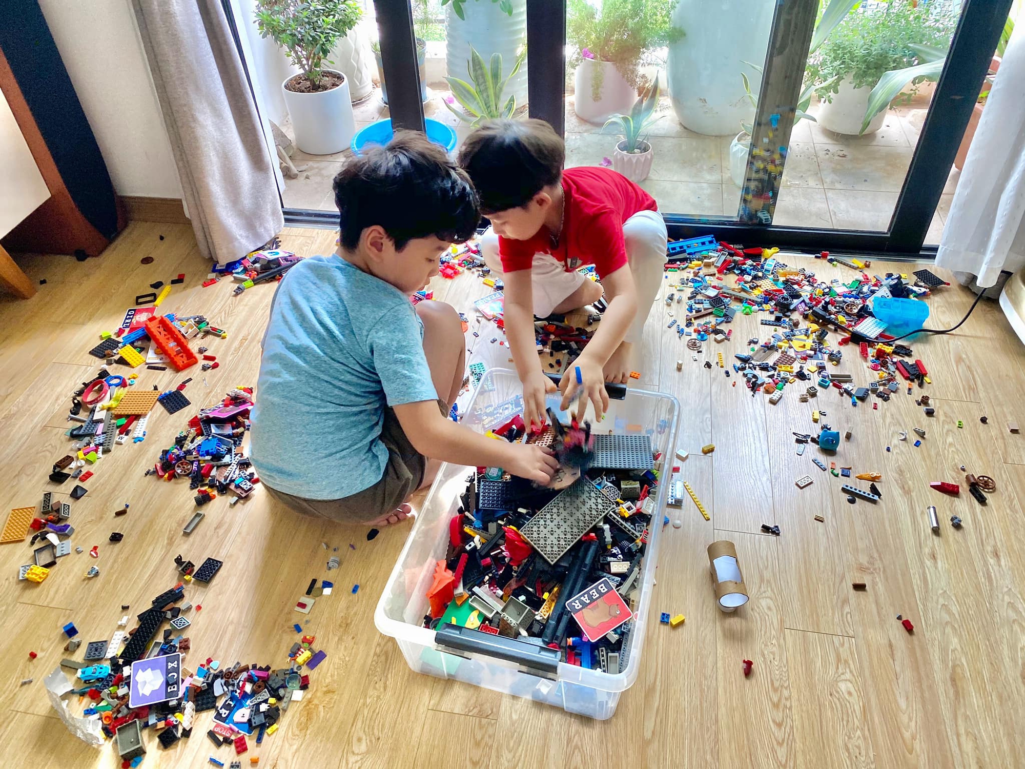 Nhìn chiếc phòng bừa bộn của 2 em bé mê lego đến "tiền đình", MC nổi tiếng VTV đã làm điều này với con- Ảnh 3.