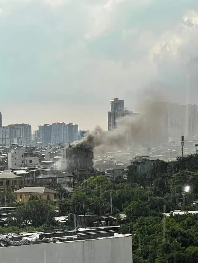 Hiện trường vụ cháy nhà 6 tầng ở Định Công Hạ- Ảnh 1.