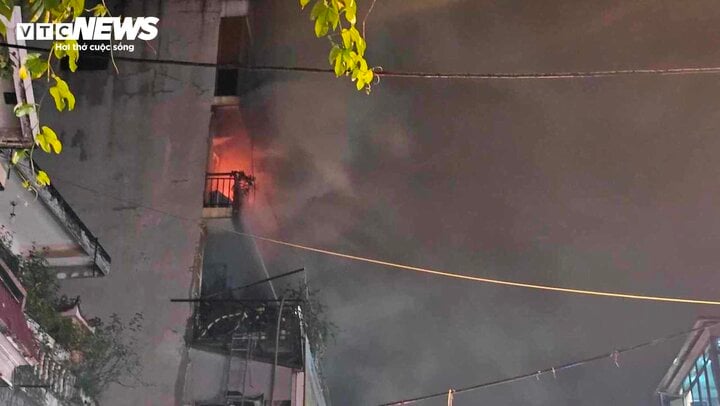 Cháy cửa hàng bán đồ điện trong mưa lớn ở Hà Nội- Ảnh 2.