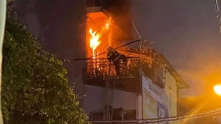 Hiện trường vụ cháy nhà 6 tầng ở Định Công Hạ- Ảnh 6.