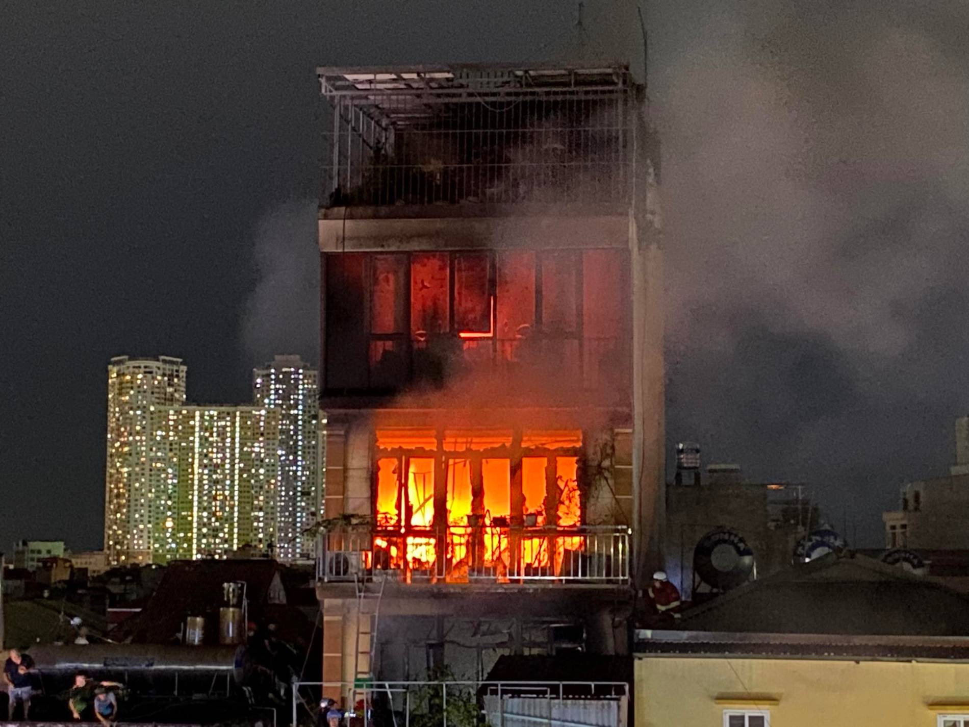 Hiện trường vụ cháy nhà 6 tầng ở Định Công Hạ- Ảnh 4.