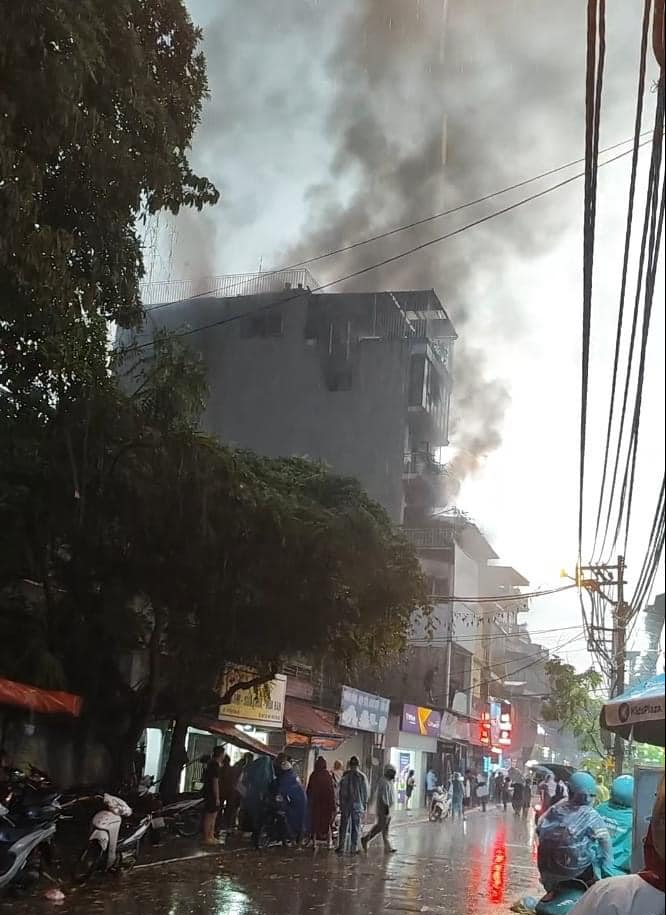 Hiện trường vụ cháy nhà 6 tầng ở Định Công Hạ- Ảnh 2.