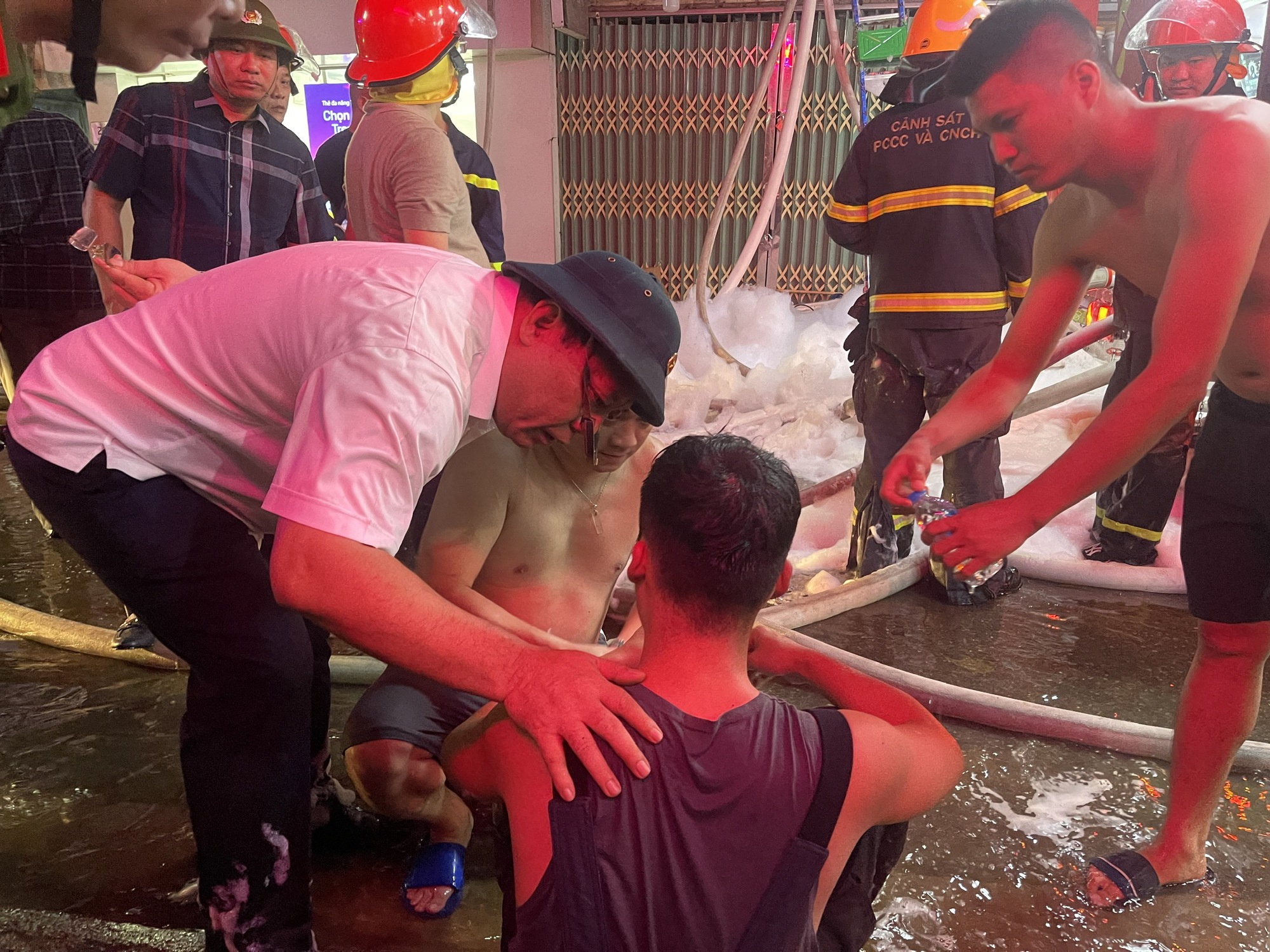 Vụ cháy ở nhà 6 tầng ở Định Công Hạ khiến chủ nhà cùng con, cháu tử vong: Lời kể của cảnh sát PCCC- Ảnh 4.