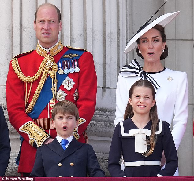 Khoảnh khắc Công chúa Charlotte và Hoàng tử bé Louis "sao y bản chính" biểu cảm của bố William mẹ Kate gây sốt mạng- Ảnh 2.