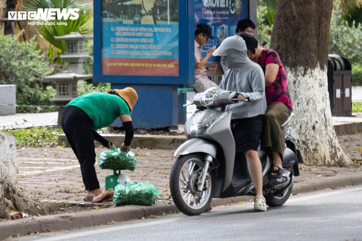 Kiếm tiền mưu sinh với nghề 'treo người' giữa lưng chừng trời ở Hà Nội- Ảnh 4.