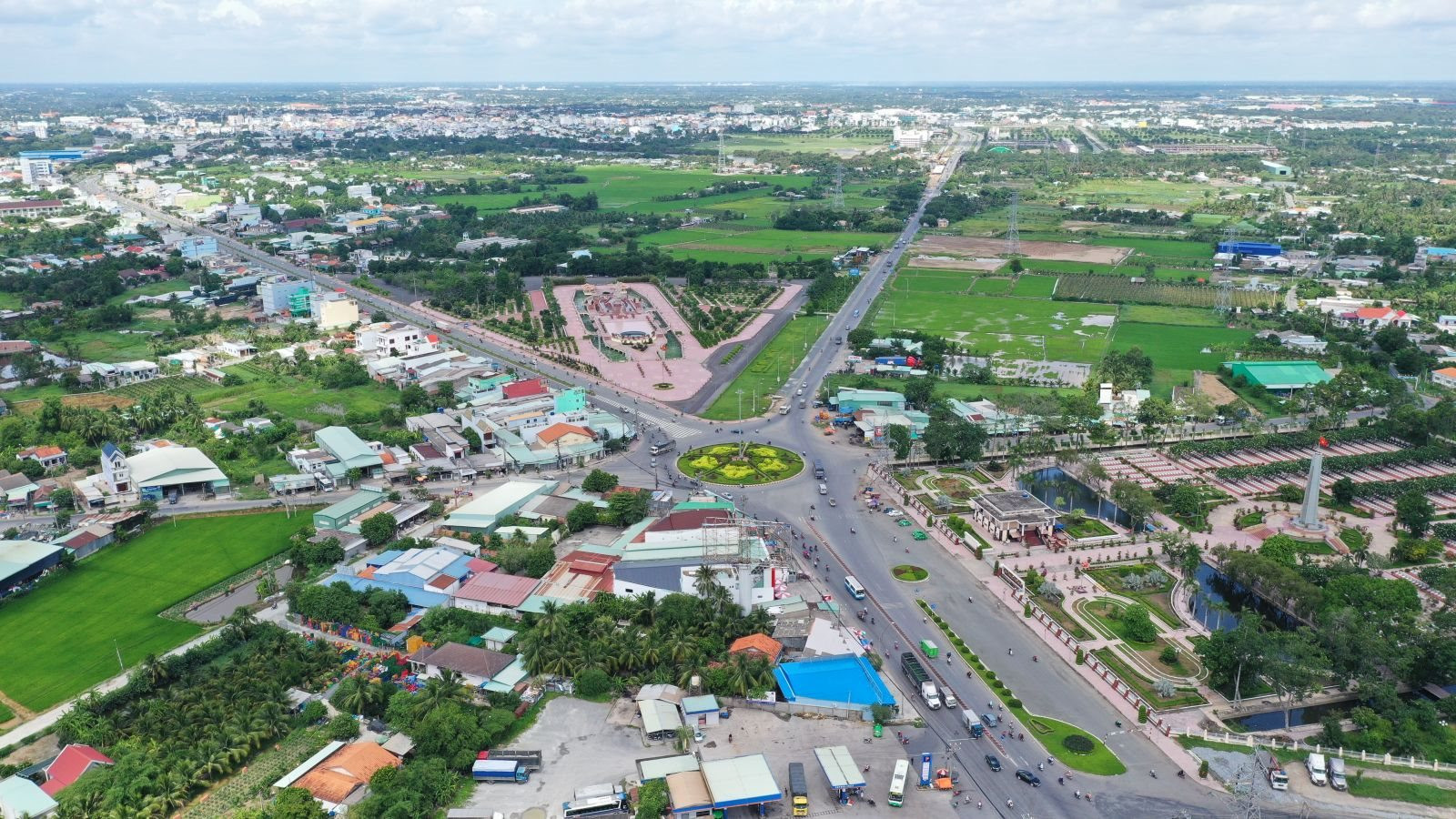 Từng bị hoài nghi về khoảng cách địa lý với Tp.HCM, Long An xuất hiện ngày càng nhiều BĐS giá cao cấp và sự thật ít ai biết- Ảnh 2.