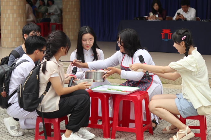 Ngôi trường cấp 3 tại Đà Nẵng đang khiến học sinh và phụ huynh "bàng hoàng" vì thi gần 60 điểm mới đỗ- Ảnh 12.