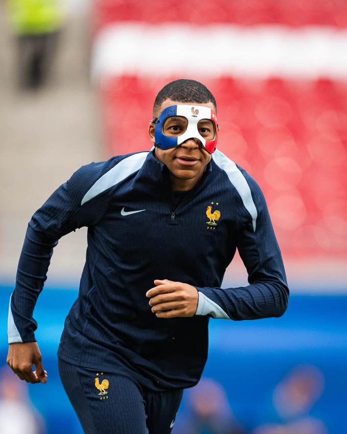 Vì sao Mbappe bị vỡ mũi nhưng vẫn không được đeo mặt nạ có cờ tuyển Pháp ra sân tại Euro 2024?- Ảnh 4.