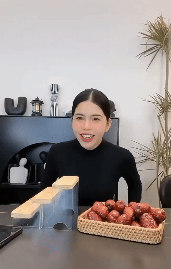 Trước vụ chồng kiếm chuyện, khả năng kiếm tiền của Hằng Du Mục gây choáng: Đạt 72 tỷ trong mega livestream, bỏ túi 2,5 - 5 tỷ?- Ảnh 3. Trước vụ chồng kiếm chuyện, khả năng kiếm tiền của Hằng Du Mục gây choáng: Đạt 72 tỷ trong mega livestream, bỏ túi 2,5 - 5 tỷ?- Ảnh 3.