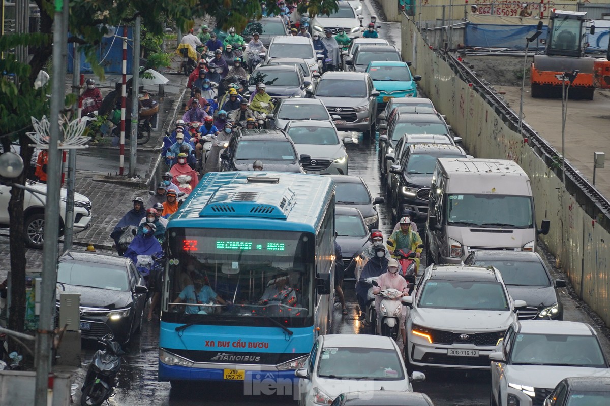 Người Hà Nội chật vật đi làm trong cơn mưa nặng hạt- Ảnh 9.