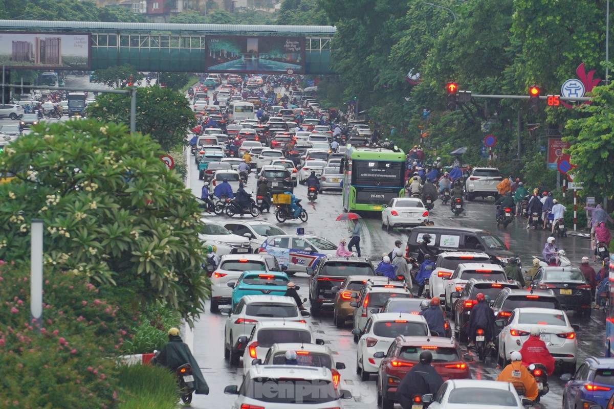 Người Hà Nội chật vật đi làm trong cơn mưa nặng hạt- Ảnh 3.