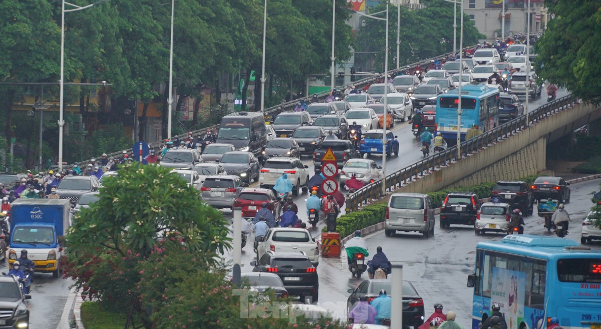 Người Hà Nội chật vật đi làm trong cơn mưa nặng hạt- Ảnh 2.