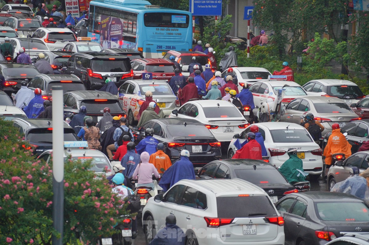 Người Hà Nội chật vật đi làm trong cơn mưa nặng hạt- Ảnh 4.