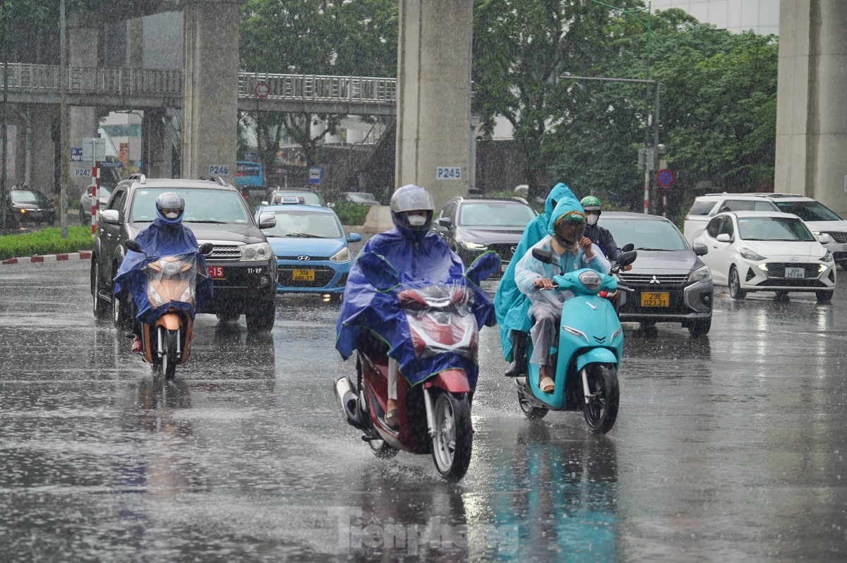 Người Hà Nội chật vật đi làm trong cơn mưa nặng hạt- Ảnh 1.