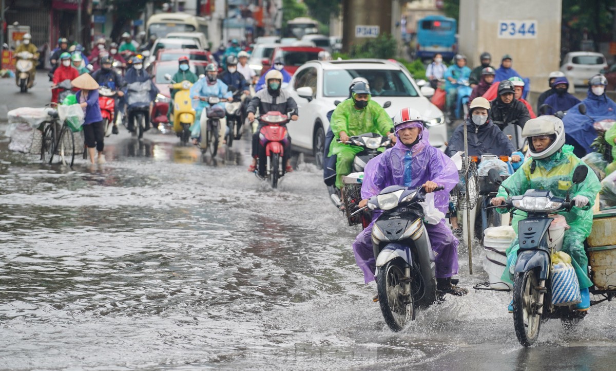 Người Hà Nội chật vật đi làm trong cơn mưa nặng hạt- Ảnh 10.