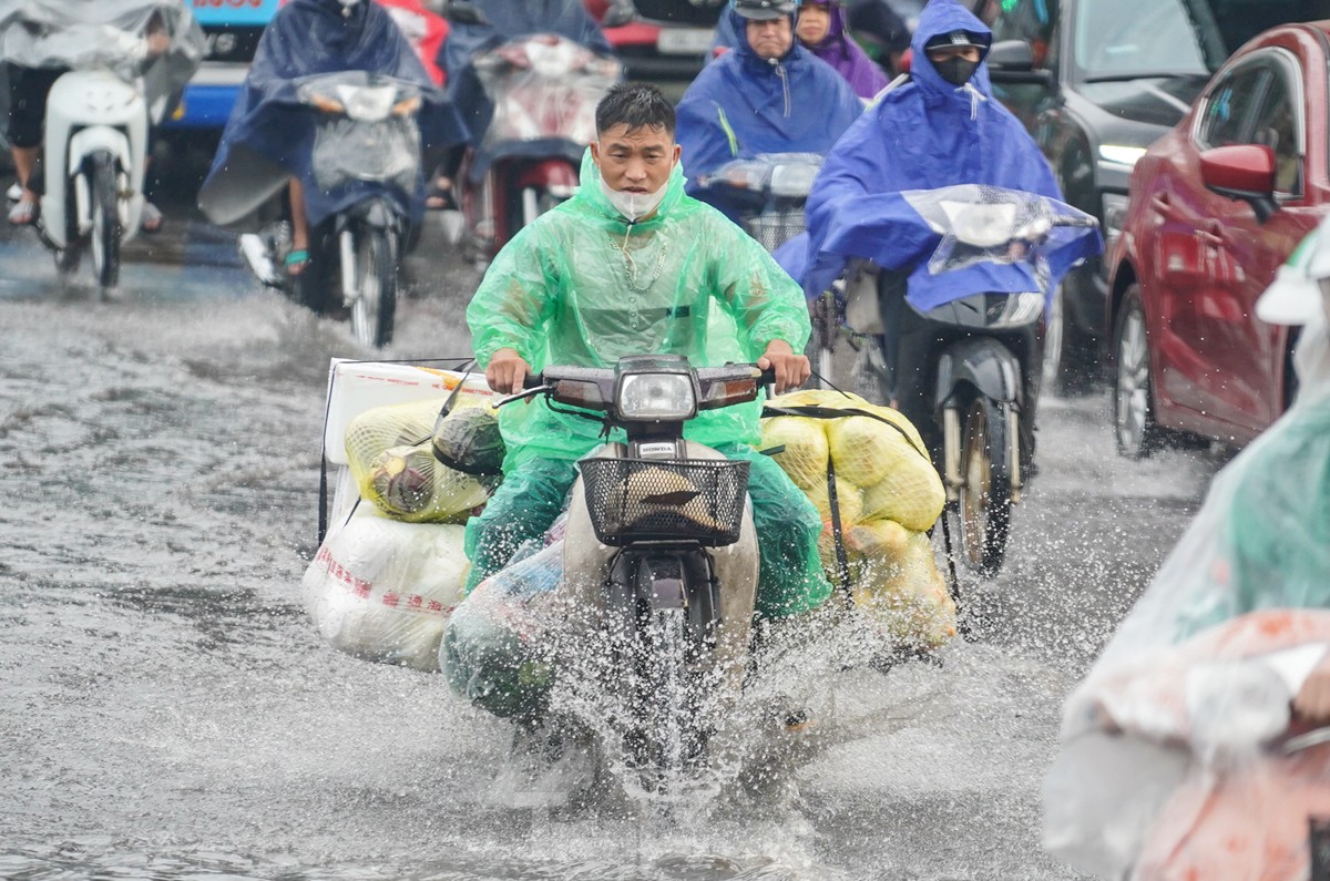 Người Hà Nội chật vật đi làm trong cơn mưa nặng hạt- Ảnh 11.