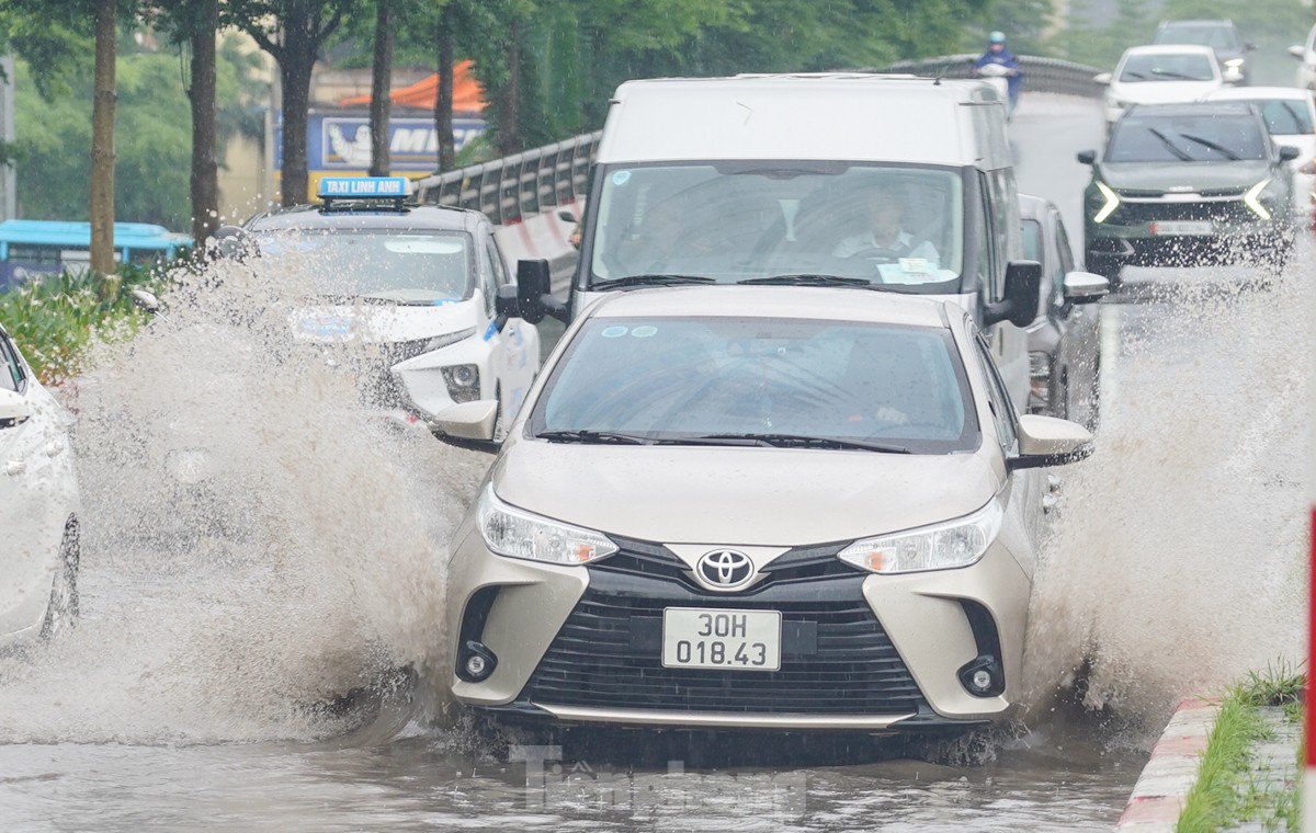 Người Hà Nội chật vật đi làm trong cơn mưa nặng hạt- Ảnh 13.