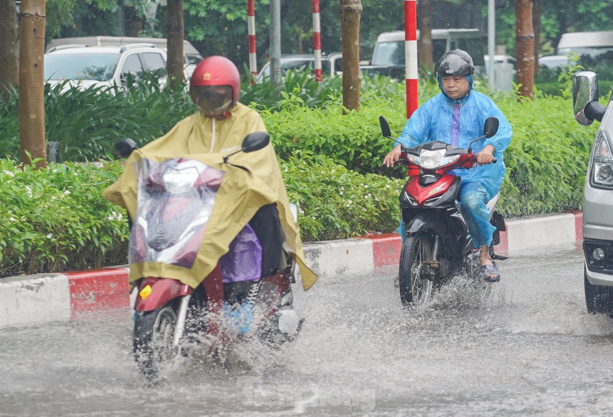 Người Hà Nội chật vật đi làm trong cơn mưa nặng hạt- Ảnh 14.