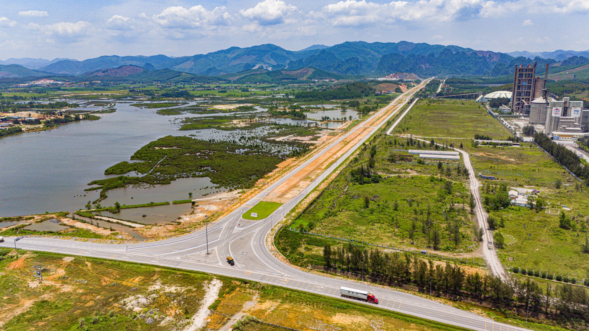 Toàn cảnh khu vực sẽ xây cầu dài hơn 3,5 km, nằm giữa 3 cây cầu trị giá 6.000 tỷ, nối liền 'Vịnh Sydney bên bờ Vịnh Hạ Long' tương lai của Việt Nam- Ảnh 8.