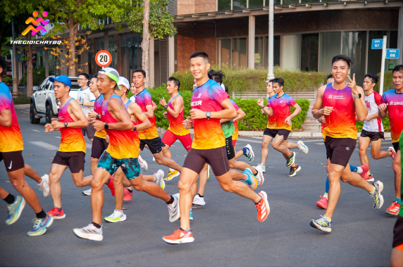 Cú hích lớn của phong trào chạy bộ đến lĩnh vực kinh doanh thể thao tại Việt Nam- Ảnh 2. Cú hích lớn của phong trào chạy bộ đến lĩnh vực kinh doanh thể thao tại Việt Nam- Ảnh 2.